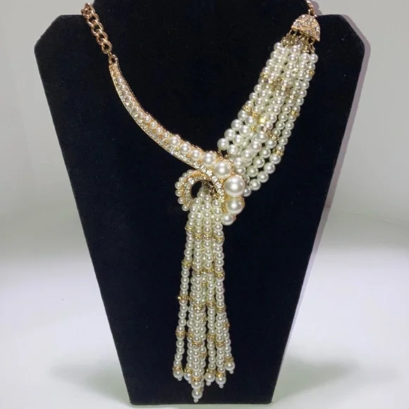 Elegant Faux Pearl and Gold Statement Necklace - Picture 2 of 9